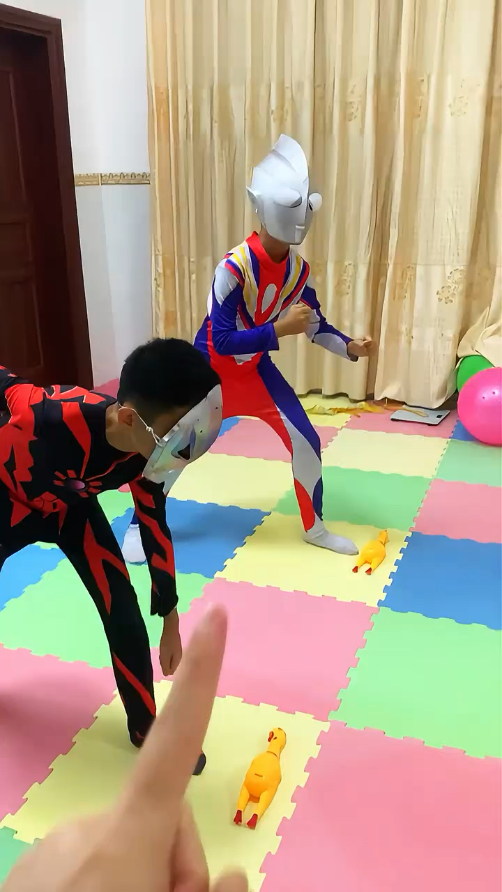 奥特曼兄弟玩游戏(奥特曼兄弟联手手机版下载)