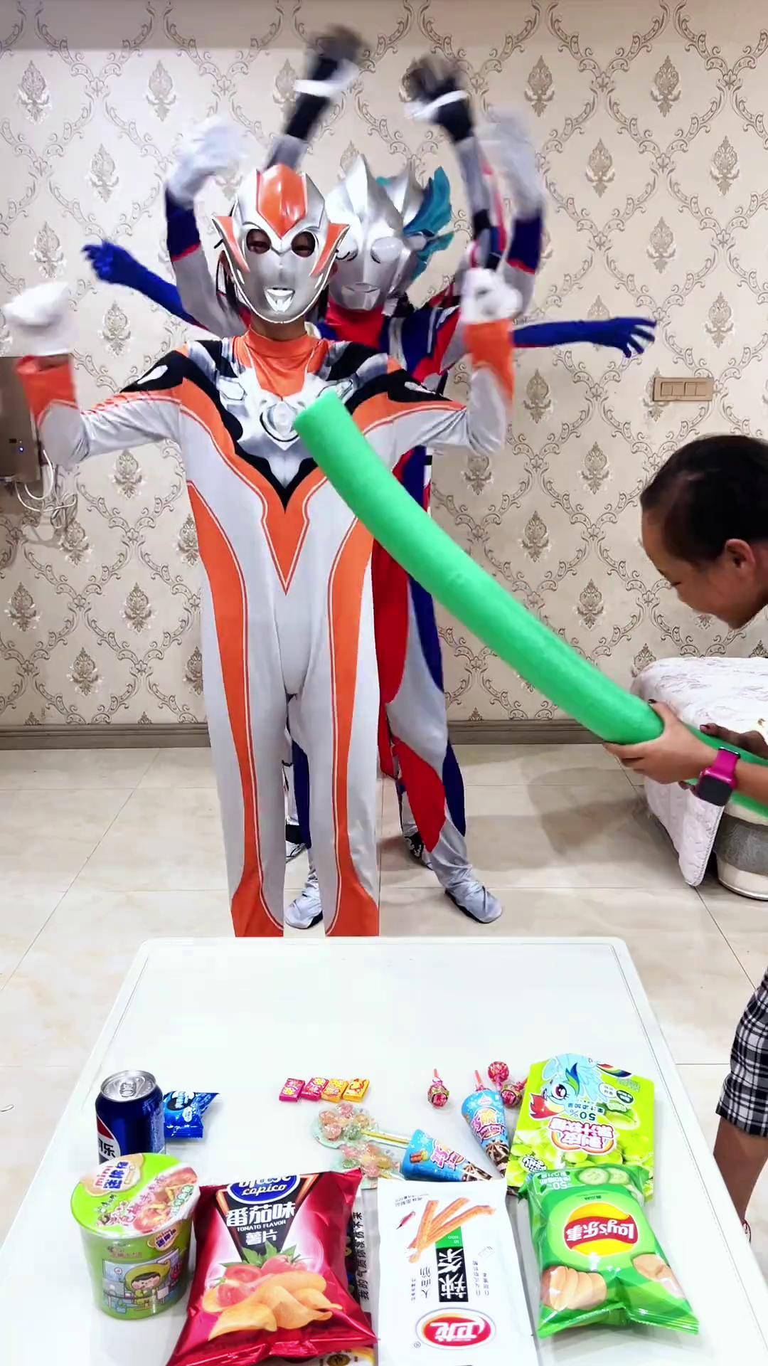 肚子曼大奥特曼打怪兽(奥特曼的肚子被怪兽打的视频)