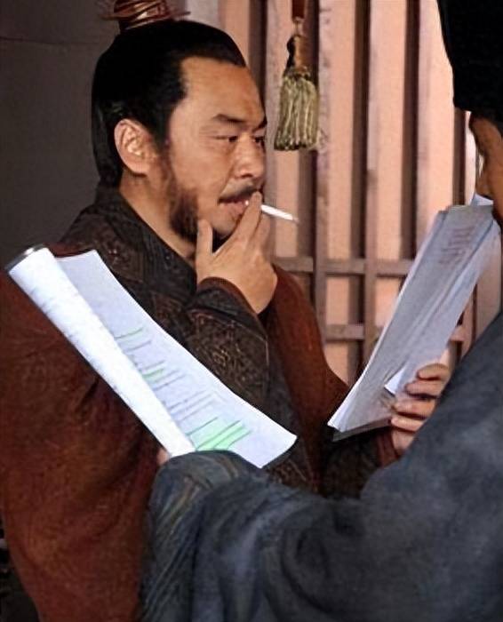 三国抽烟图片(三国抽烟搞笑图片)