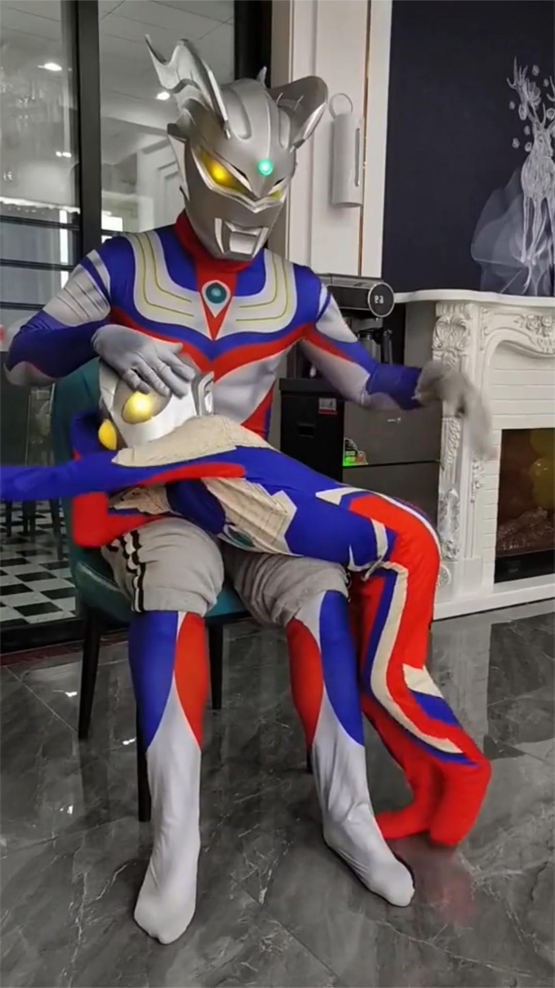 大屁股奥特曼打屁股(赛罗奥特曼打屁股游戏)