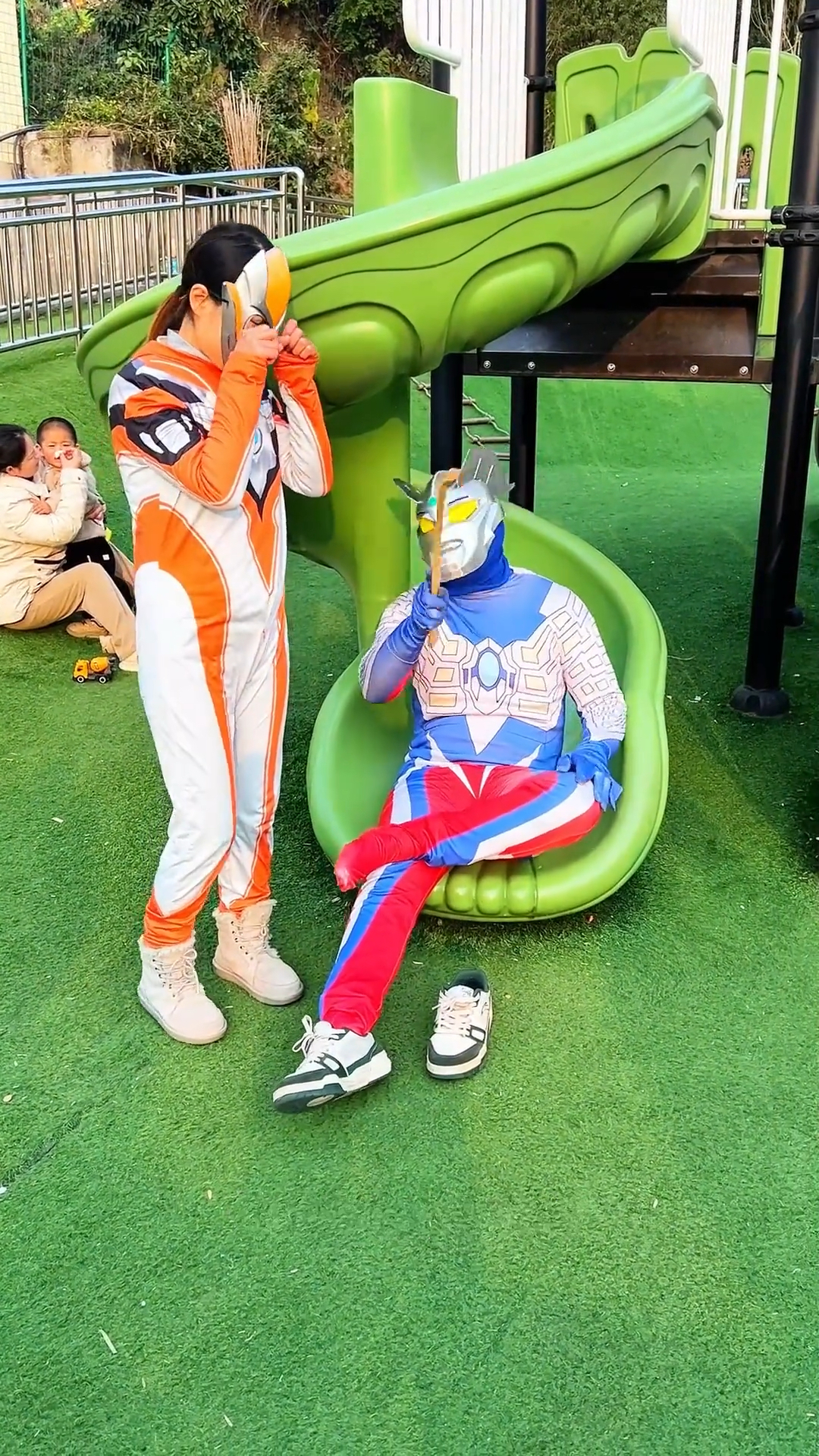 奥特曼格旅游结婚(播放奥特曼结婚照片)