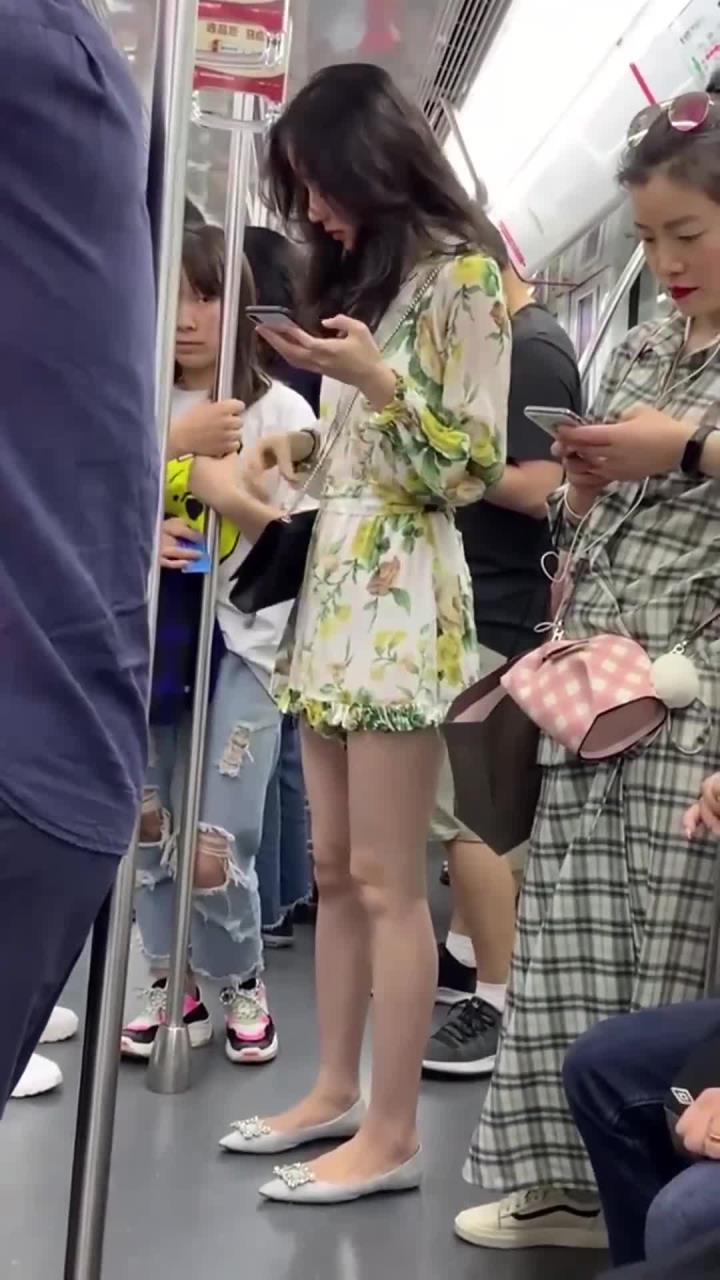 地铁少妇3攻略(少女地铁站迷路之谜)