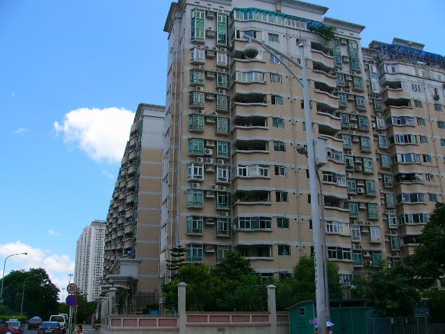 国都大厦逃脱攻略(都市国大楼墙上的照片)