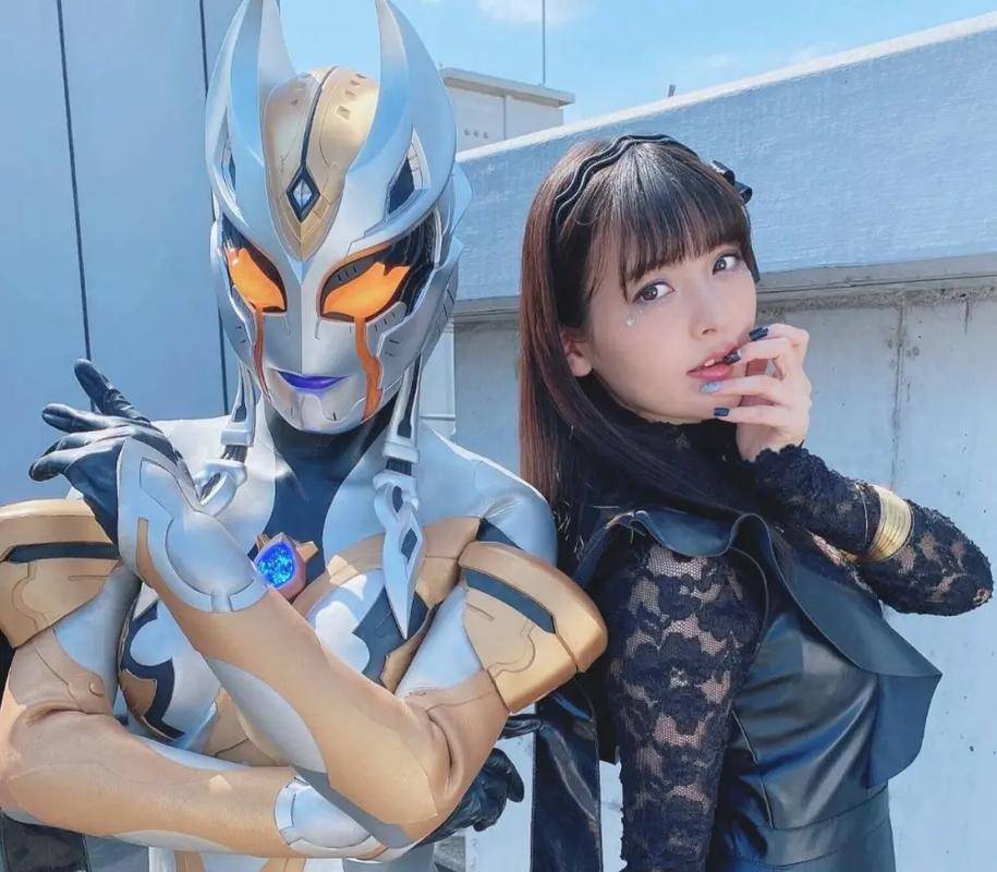 铠甲探险的女奥特曼(看铠甲奥特曼铠甲奥特曼)