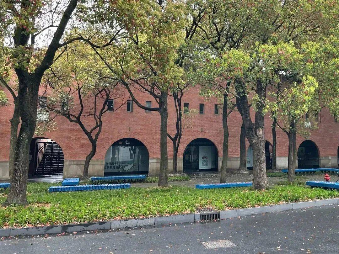 奇怪的广场逃脱攻略(奇怪的广场逃脱攻略第二章)