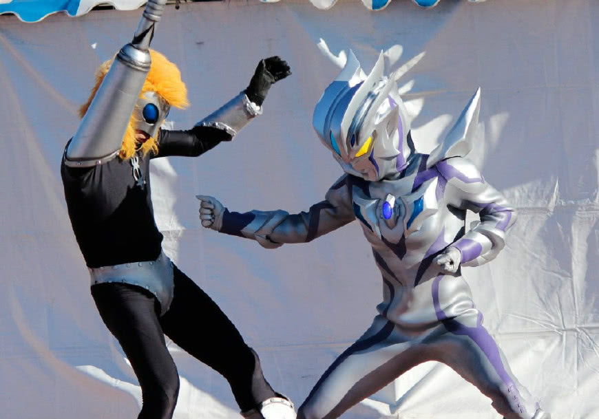 变态奥特曼打怪兽(奥特曼变身恶搞视频)