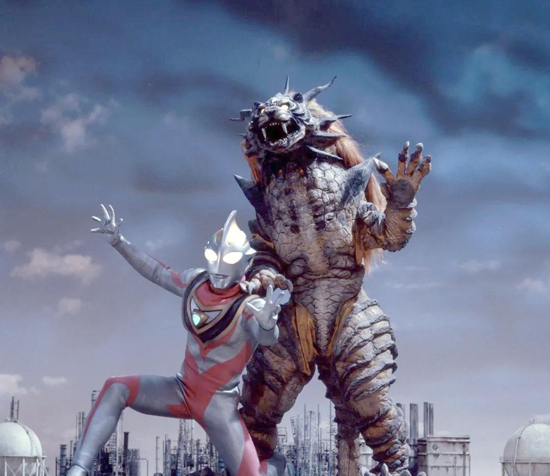 怪兽脚踩奥特曼的图片(怪兽脚踩奥特曼的图片怎么画)